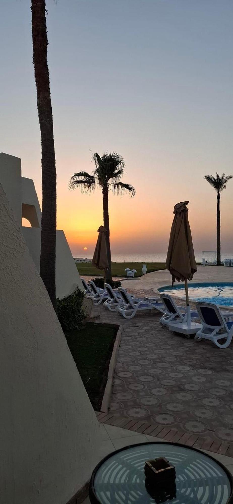 Borg El Arab Beach Resort מראה חיצוני תמונה Sunset at the hotel