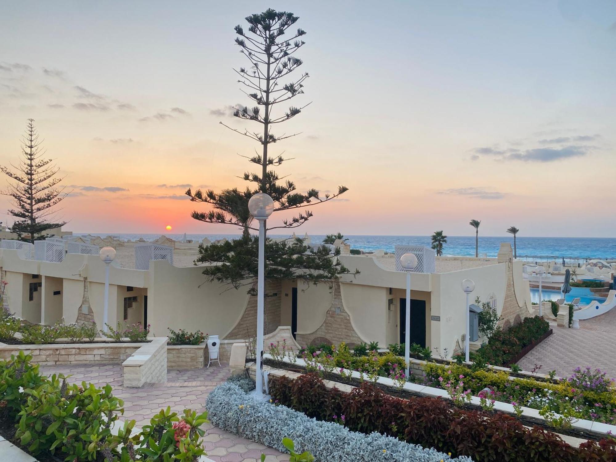 Borg El Arab Beach Resort מראה חיצוני תמונה Sunset at the hotel
